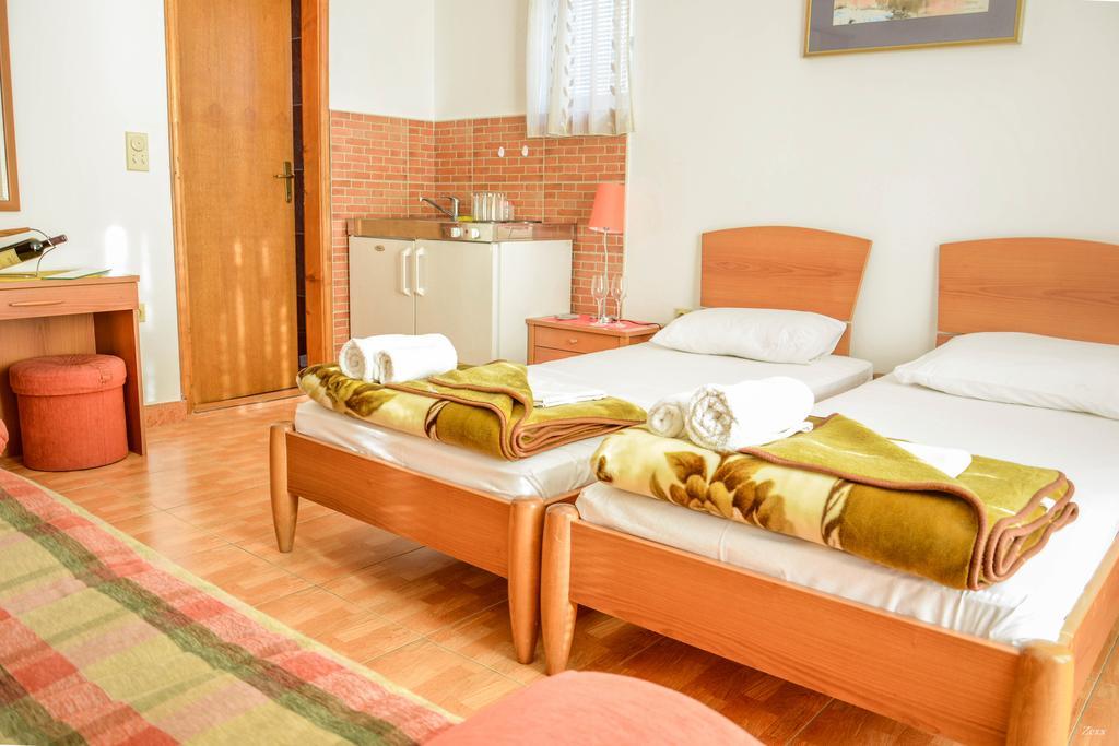 Apartments Drobni Pijesak Petrovac Buitenkant foto